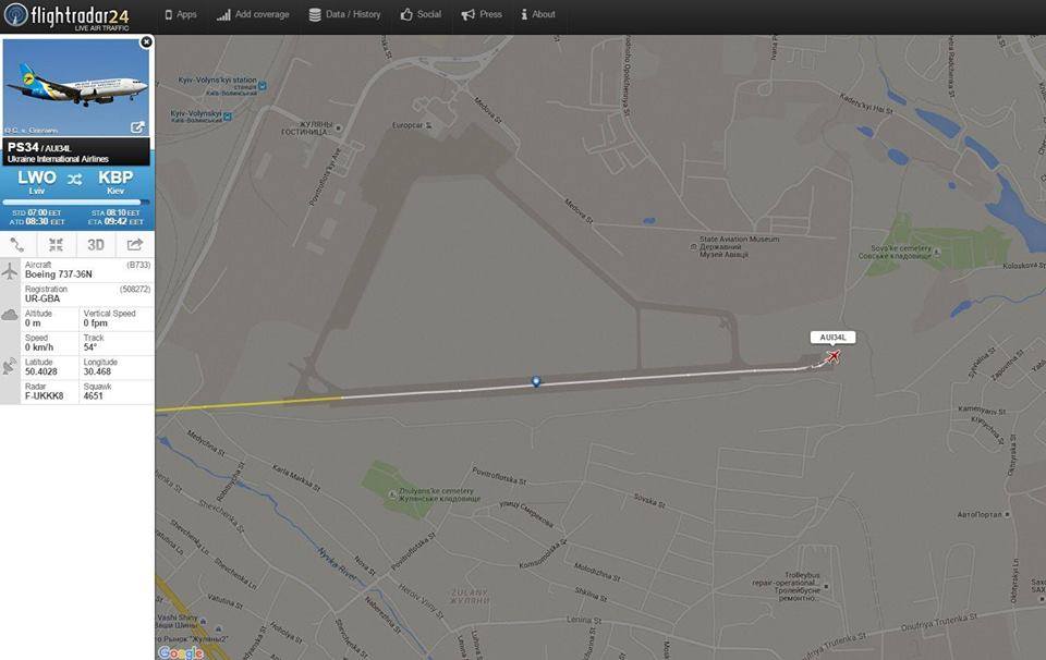 В аэропорту «Киев» самолет выкатился за взлетную полосу (фото)